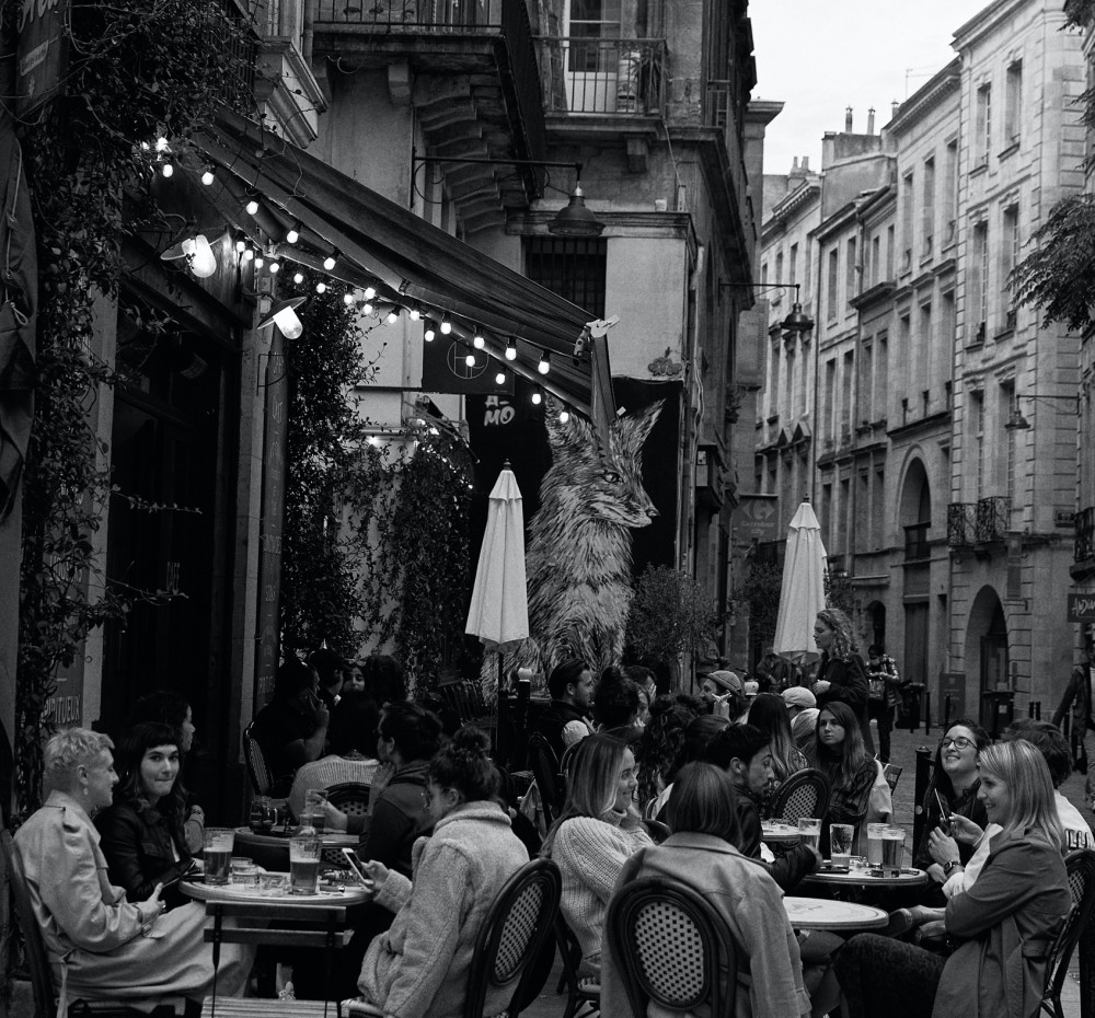 Bordeaux, local, FEEL GOOD, center, city, terrace, bar, restaurant, art de vivre, friends, happy hour, happiness, meeting, party, black and white